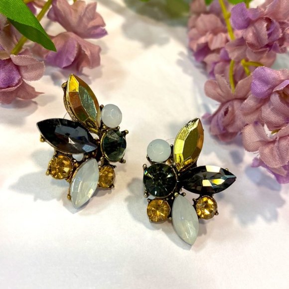 Gorgeous gold Rhinestone stud earrings - Picture 3 of 6